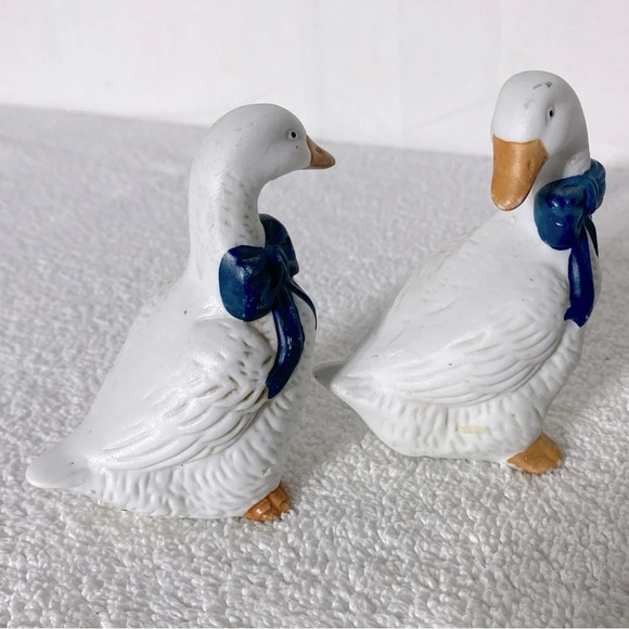 Vintage Ceramic Blue Ribbon Geese Salt & Pepper Shakers - Picture 4 of 11